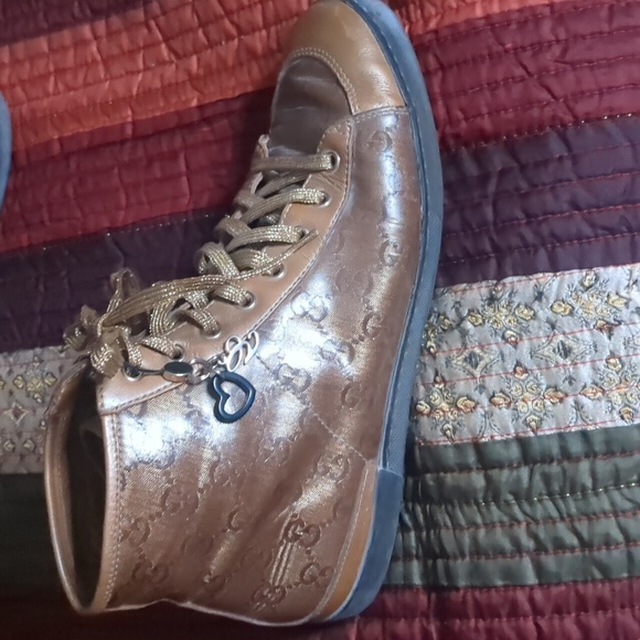 GUCCI* ladies size 38 hitop coated leather lace up round toe rubber sole sneaker - Picture 3 of 17